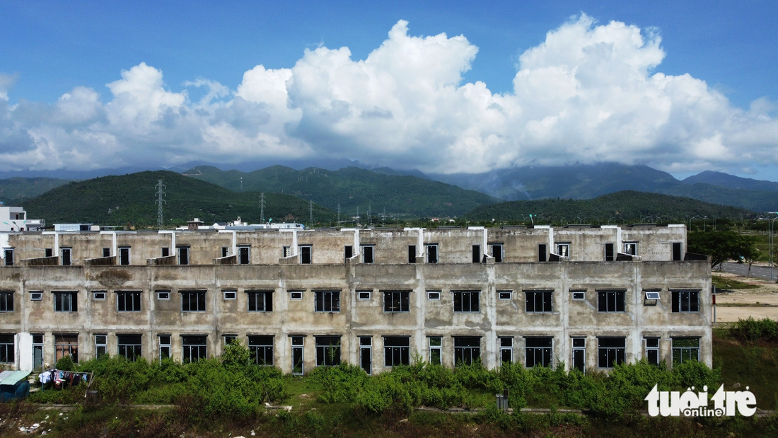 Dãy công trình tại một dự án bất động sản ở xã Hòa Liên (huyện Hòa Vang, Đà Nẵng) xây dang dở - Ảnh: ĐOÀN CƯỜNG