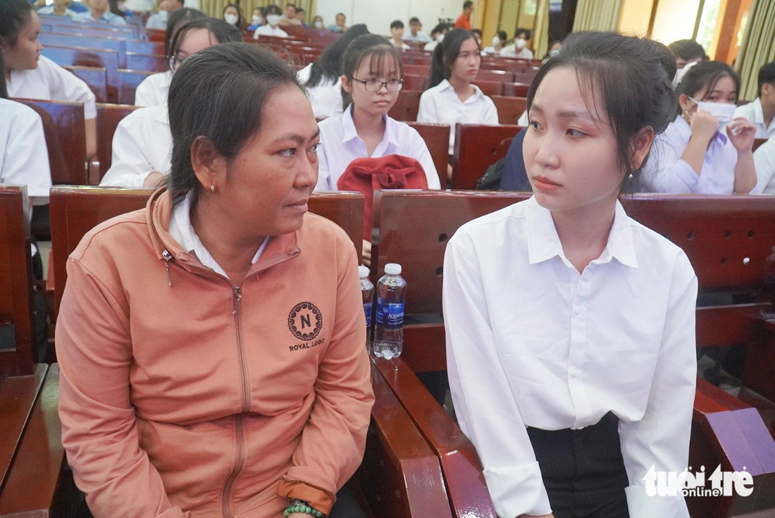 Tân sinh viên Nguyễn Thị Thanh Tuyền (quê Bến Tre) cùng mẹ trong buổi trao học bổng - Ảnh: MẬU TRƯỜNG