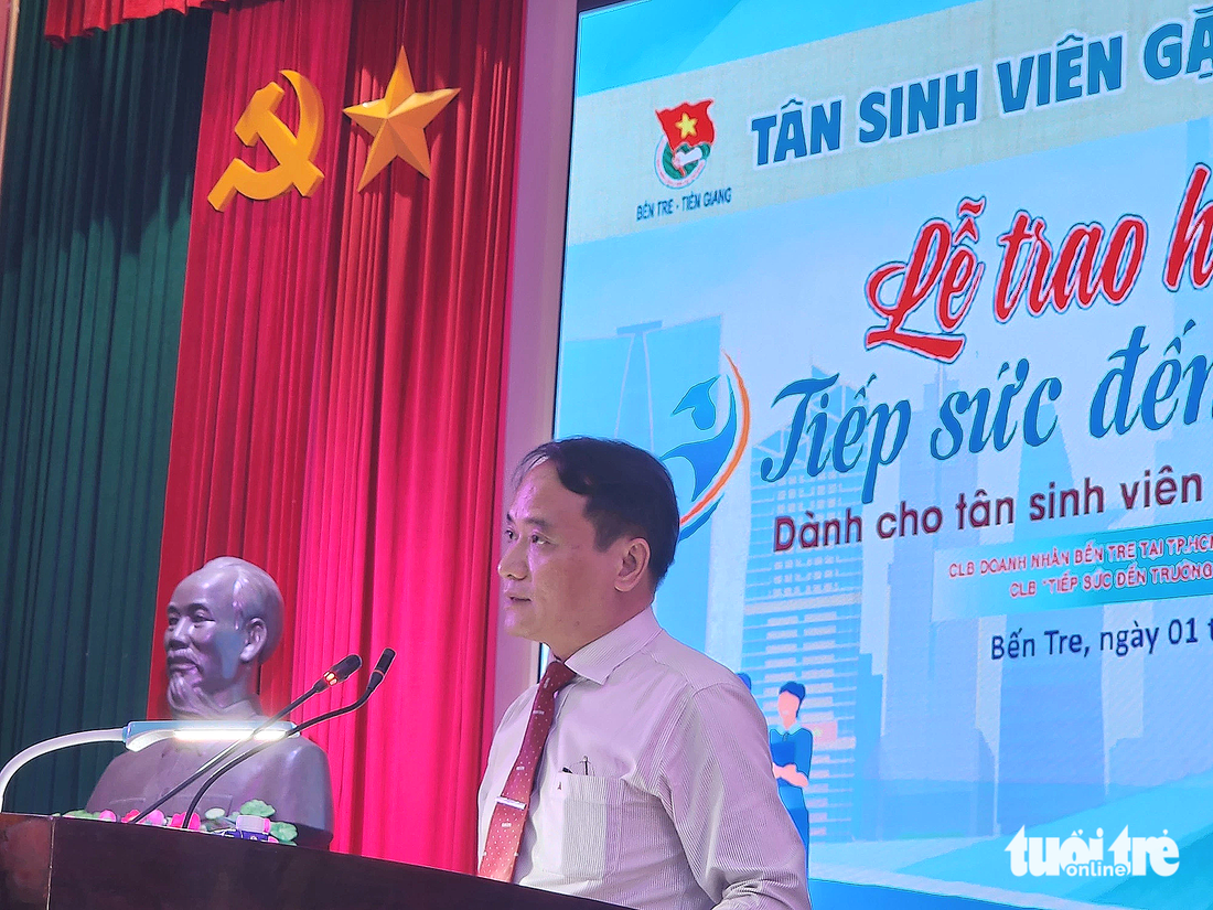 Nhà báo Nguyễn Hoàng Nguyên - phó tổng biên tập báo Tuổi Trẻ - phát biểu tại buổi lễ trao học bổng - Ảnh: HOÀI THƯƠNG