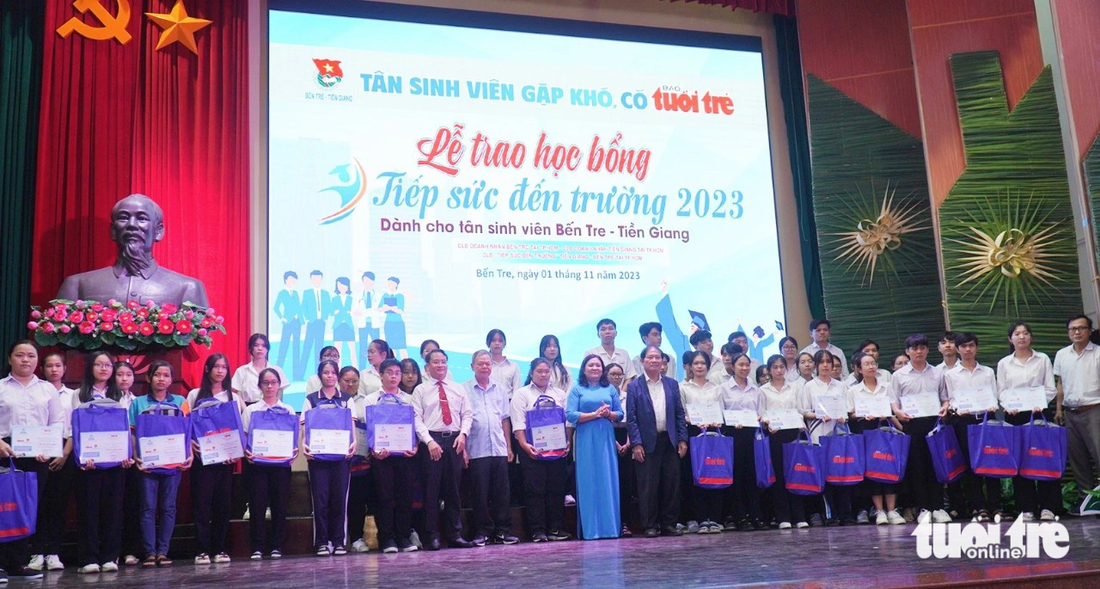 85 tân sinh viên hai tỉnh Tiền Giang, Bến Tre nhận học bổng Tiếp sức đến trường của báo Tuổi Trẻ - Ảnh: MẬU TRƯỜNG