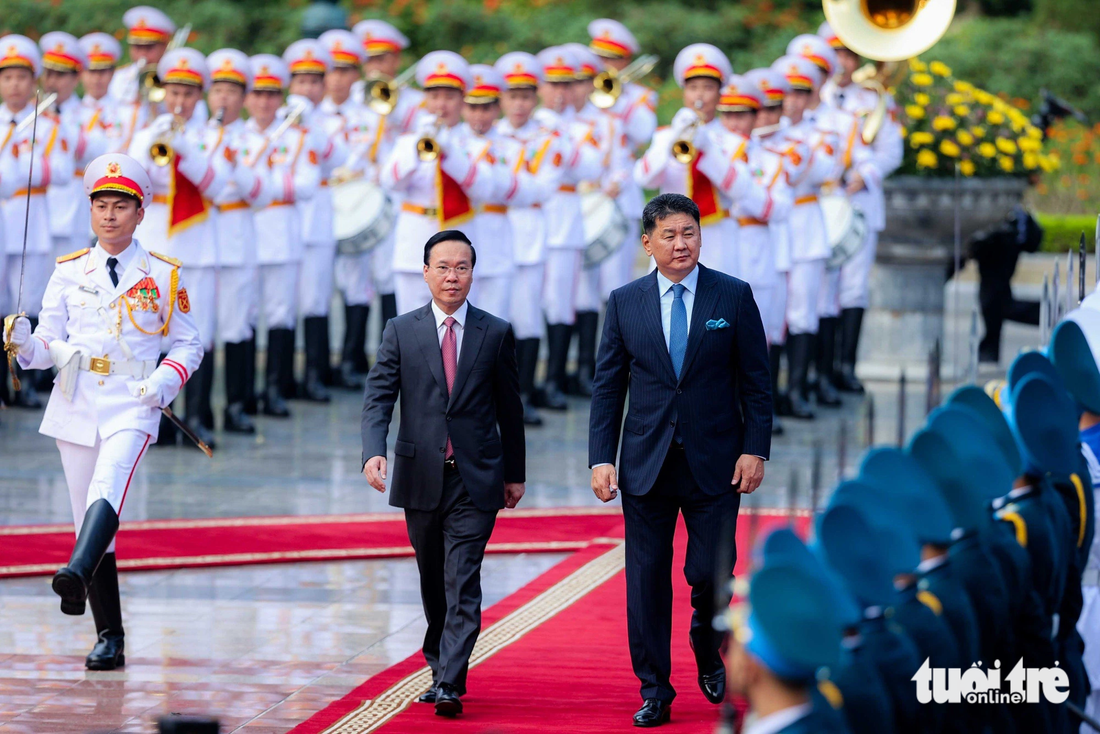 Chủ tịch nước Võ Văn Thưởng và Tổng thống Mông Cổ Ukhnaagiin Khurelsukh duyệt đội danh dự - Ảnh: NGUYỄN KHÁNH