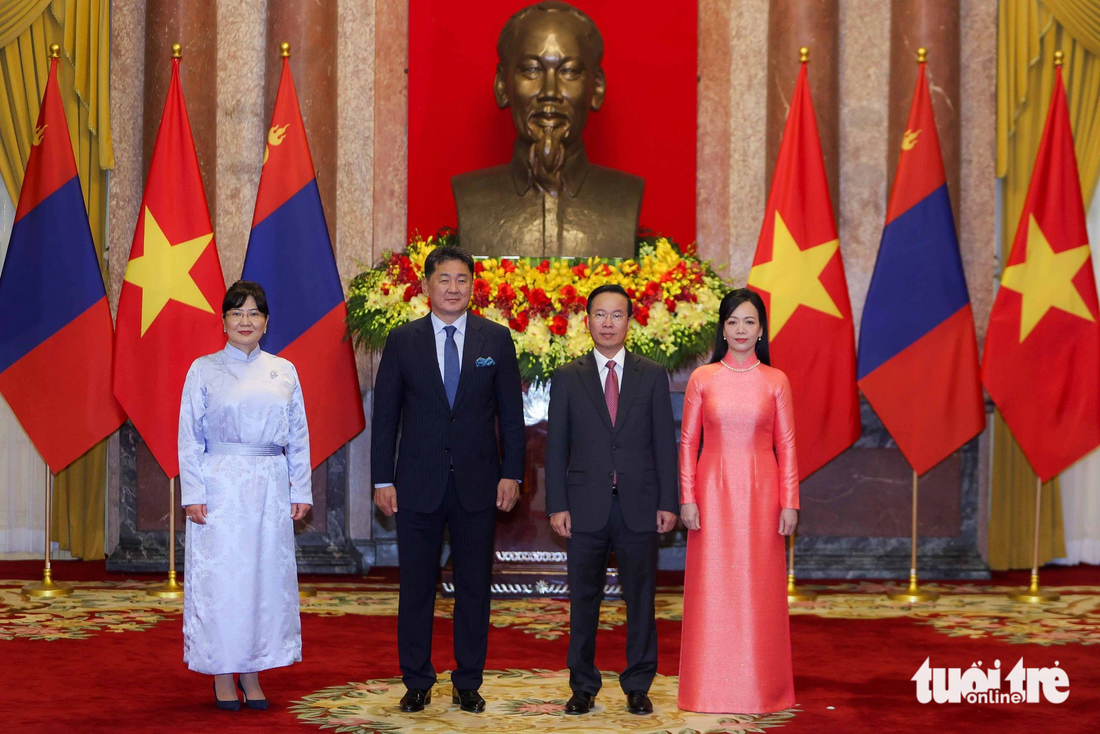 Chủ tịch nước Võ Văn Thưởng và phu nhân chụp ảnh cùng Tổng thống Mông Cổ Ukhnaagiin Khurelsukh và phu nhân - Ảnh: NGUYỄN KHÁNH