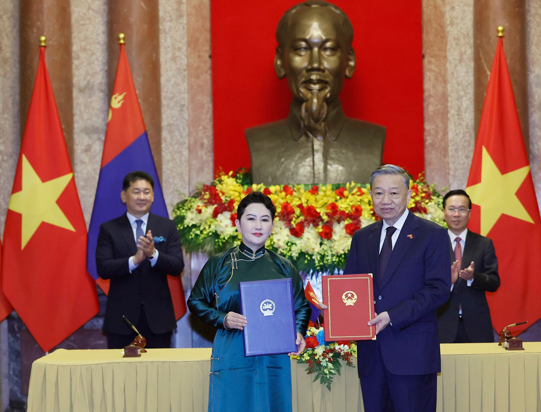 Hai vị nguyên thủ Việt Nam và Mông Cổ cùng chứng kiến lễ ký kết các văn kiện giữa một số bộ, ngành hai nước - Ảnh: TTXVN