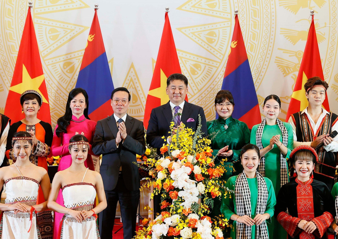 Chủ tịch nước Võ Văn Thưởng và phu nhân chụp ảnh cùng Tổng thống Mông Cổ Ukhnaagiin Khurelsukh và phu nhân tại tiệc chiêu đãi tối 1-11 - Ảnh: TTXVN