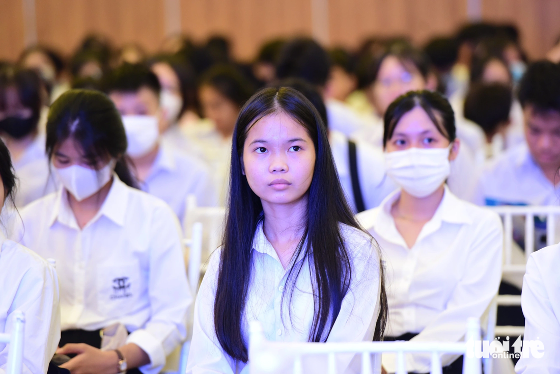 Các bạn tân sinh viên 3 tỉnh Bình Định, Khánh Hòa, Ninh Thuận đến nhận học bổng Tiếp sức đến trường - Ảnh: DUYÊN PHAN