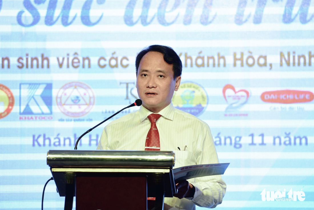 Nhà báo Nguyễn Hoàng Nguyên - Phó tổng biên tập báo Tuổi Trẻ phát biểu tại lễ trao học bổng - Ảnh: DUYÊN PHAN