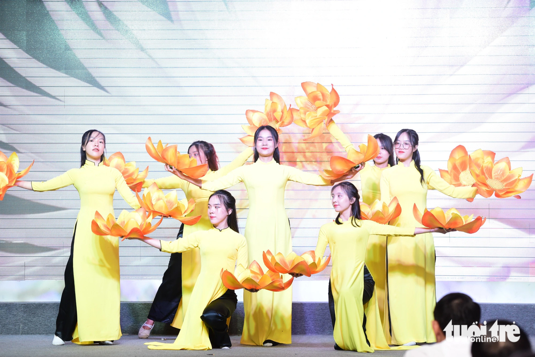 Ca khúc Ngàn ước mơ Việt Nam mở đầu buổi lễ - Ảnh: DUYÊN PHAN