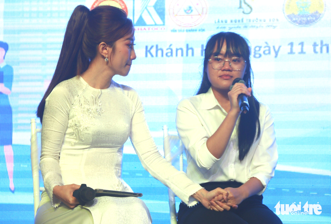 Tân sinh viên Nguyễn Hồng Hạnh bật khóc khi chia sẻ về hoàn cảnh của mình - Ảnh: NGUYỄN HOÀNG