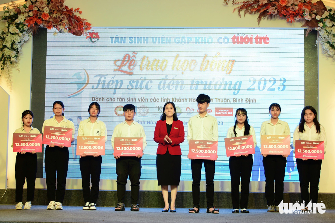 8 tân sinh viên nhận được các suất học bổng của Hệ thống Anh văn hội Việt Mỹ - Ảnh: DUYÊN PHAN