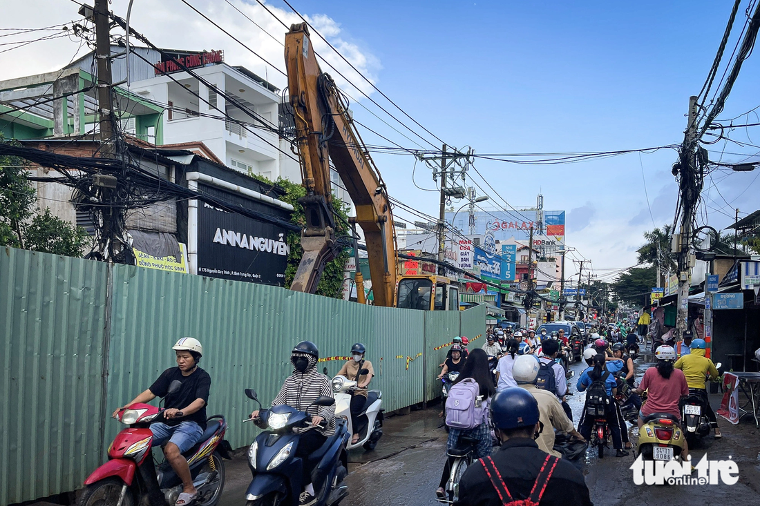 Hơn 1 tháng qua, người dân đi đường Nguyễn Duy Trinh (TP Thủ Đức) gặp nhiều vất vả do lô cốt của dự án vệ sinh môi trường TP.HCM giai đoạn 2 chiếm hơn nửa đường - Ảnh: CHÂU TUẤN