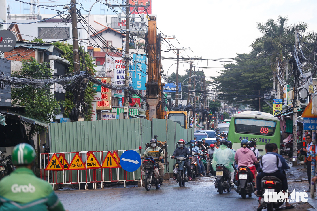 Lô cốt ở đường Nguyễn Duy Trinh (TP Thủ Đức) dài khoảng 20m và rộng khoảng 3m, chiếm quá nửa chiều rộng đường, gây ra tình trạng ùn tắc nghiêm trọng, đặc biệt vào giờ cao điểm.