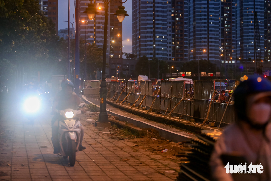 Kẹt xe khiến hàng trăm xe máy &quot;đánh vòng&quot; qua rào chắn, chạy lên vỉa hè ở đường Mai Chí Thọ vào giờ cao điểm.
