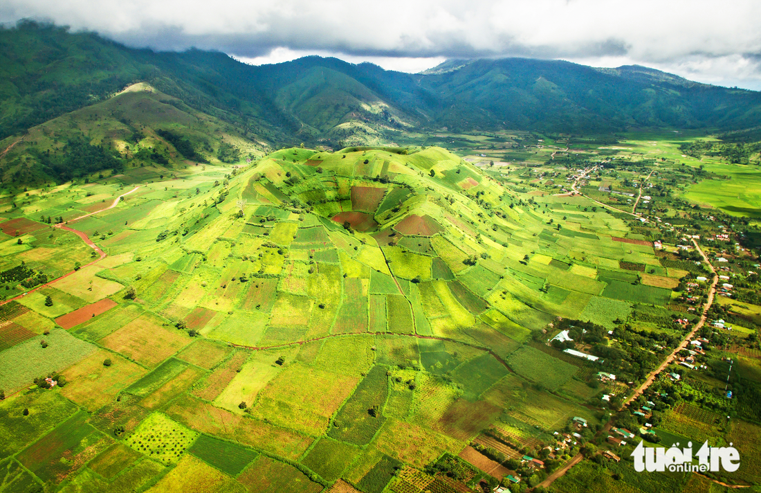 Chu Dang Ya volcano includes a complex of 3 small volcanoes located close together, formed tens of thousands of years ago - Photo: DOAN VINH