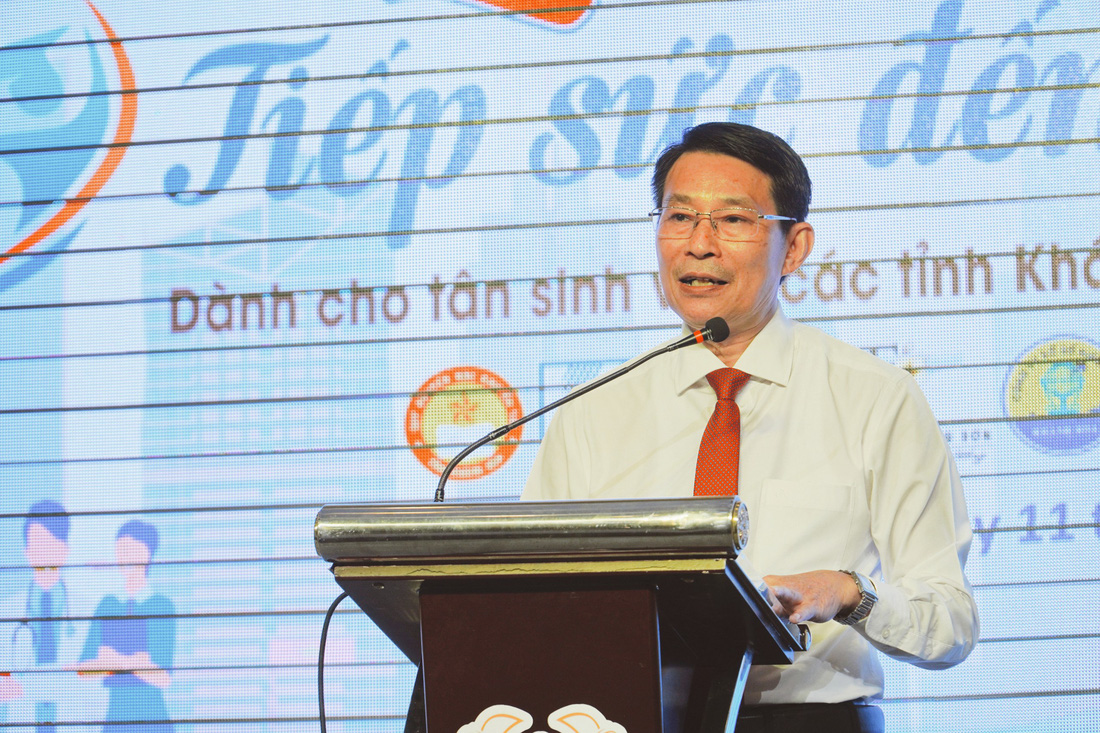 Ông Đinh Văn Thiệu - phó chủ tịch UBND tỉnh Khánh Hòa - gửi lời động viên đến các bạn tân sinh viên - Ảnh: TRẦN HOÀI