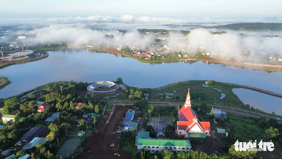 White clouds cover the sky in Gia Nghia early in the morning - Photo: DUC LAP