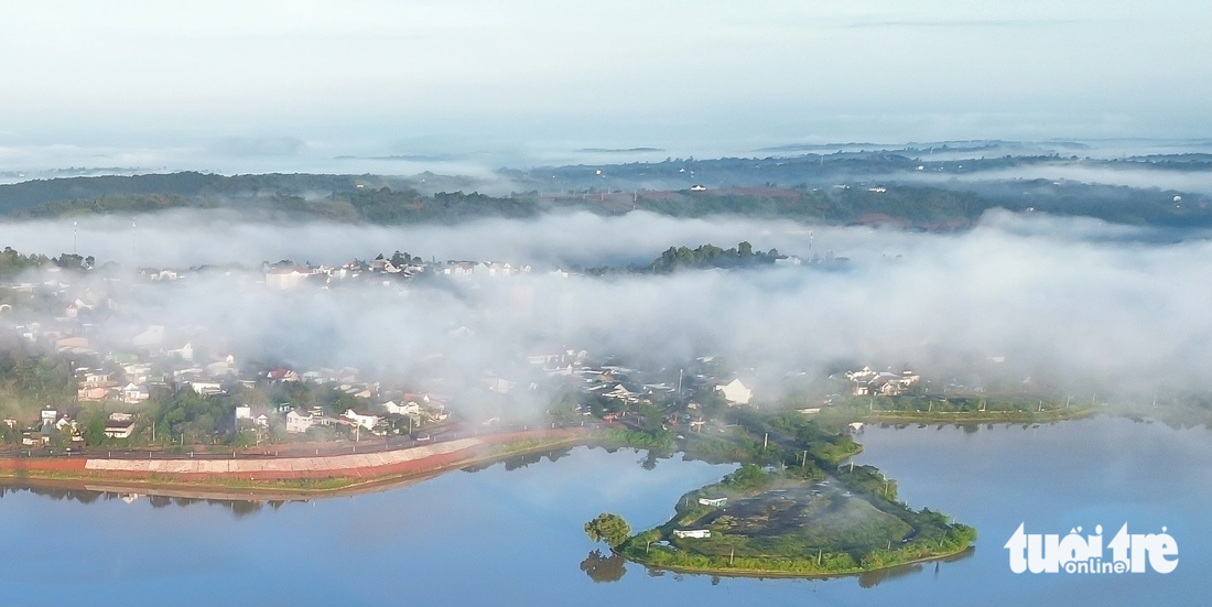 Fog hangs over the city - Photo: DUC LAP