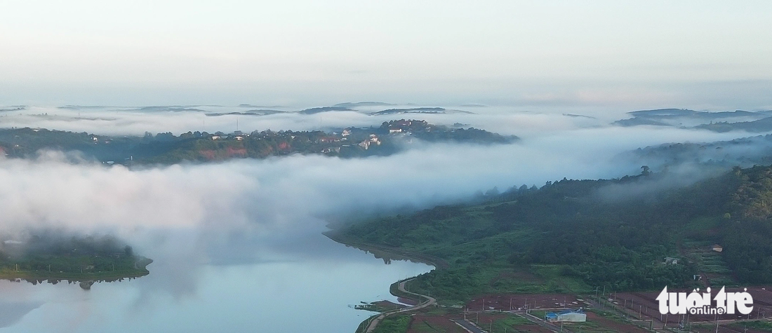 Clouds cover the hilltop in a white, poetic color - Photo: DUC LAP