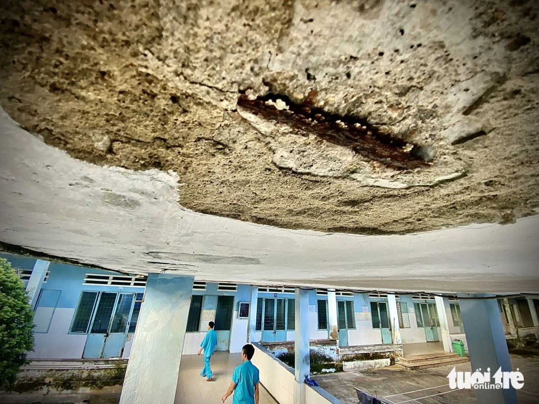 Những khối nhà ở Bệnh viện Tâm thần Đà Nẵng xuống cấp nặng nề - Ảnh: TRƯỜNG TRUNG