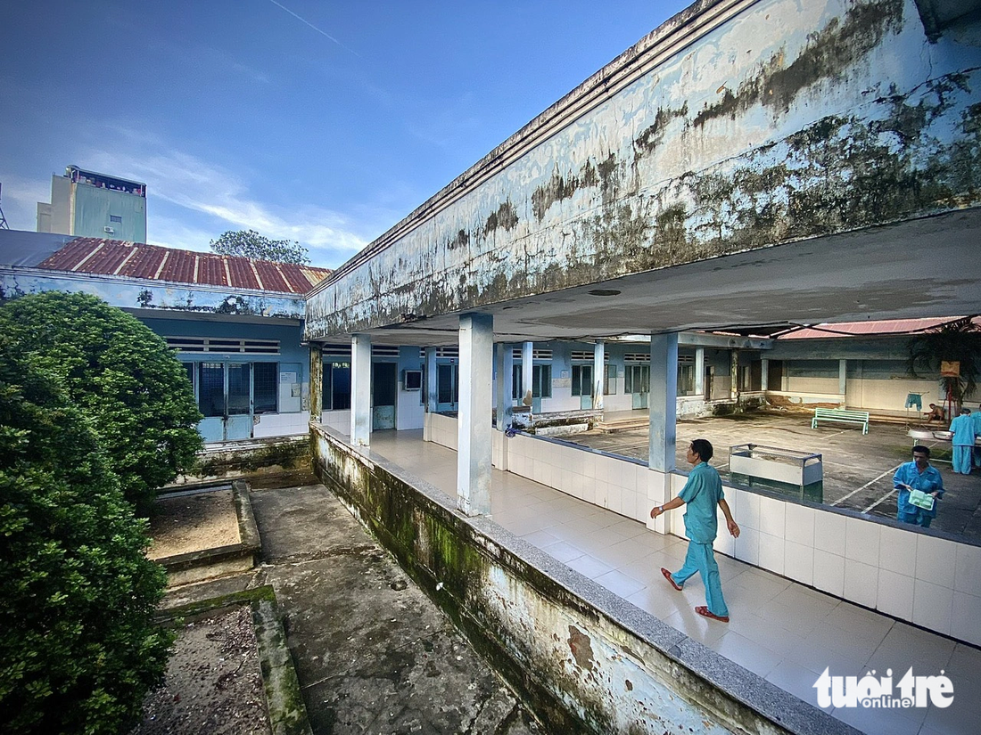 Có lẽ những phòng bệnh ở Bệnh viện Tâm thần Đà Nẵng là nơi cuối cùng còn những căn nhà mái tôn trong hệ thống y tế ở thành phố này - Ảnh: TRƯỜNG TRUNG