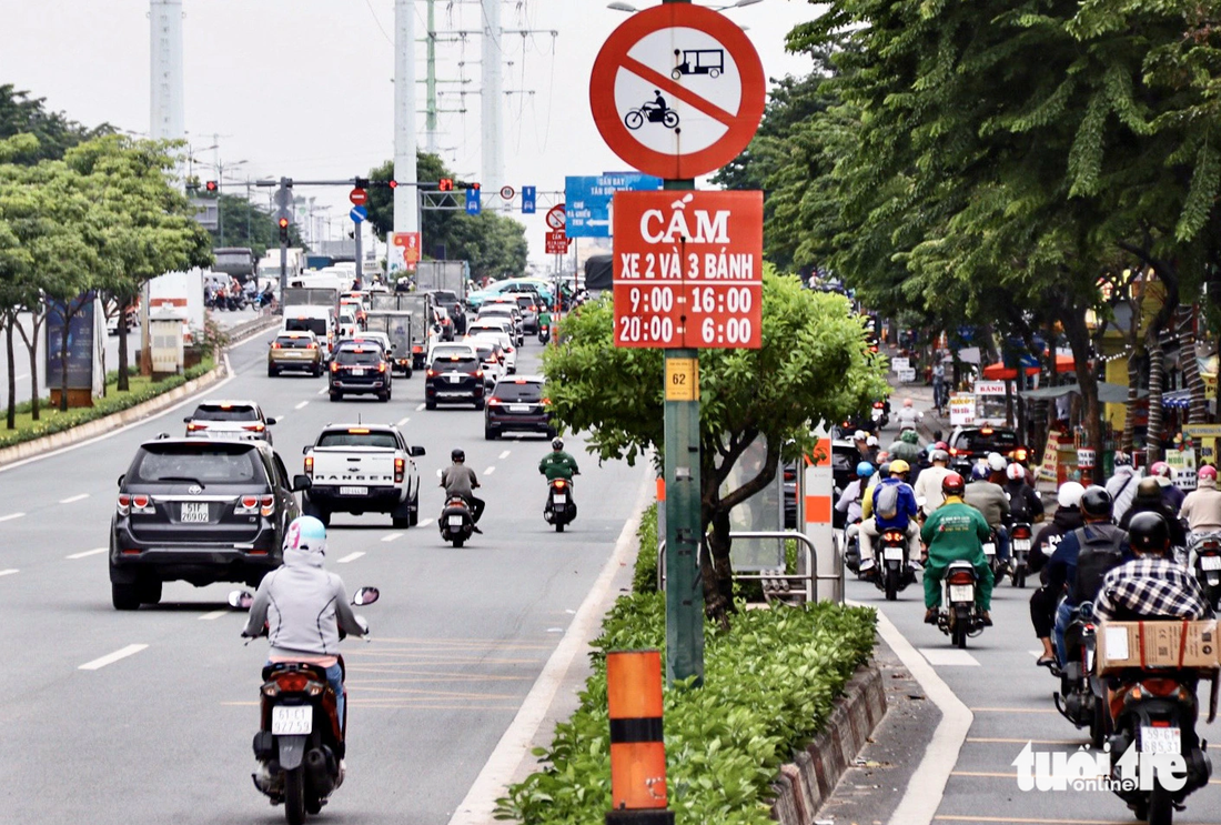 Theo quy định, xe máy chỉ được vào làn ô tô sát với dải phân cách làn xe máy trên đường Phạm Văn Đồng vào giờ cao điểm (từ 6h - 9h và 16h - 20h mỗi ngày) - Ảnh: TIẾN QUỐC