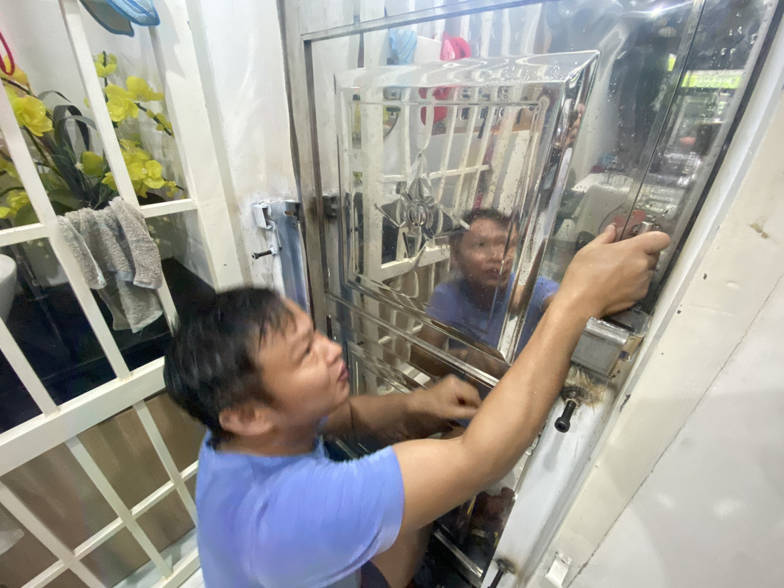 Nhà của một hộ dân ở tổ 29 Hòa Khánh Nam được bít khung sắt kính toàn bộ hệ thống cửa để ngăn nước vào - Ảnh: B.D.