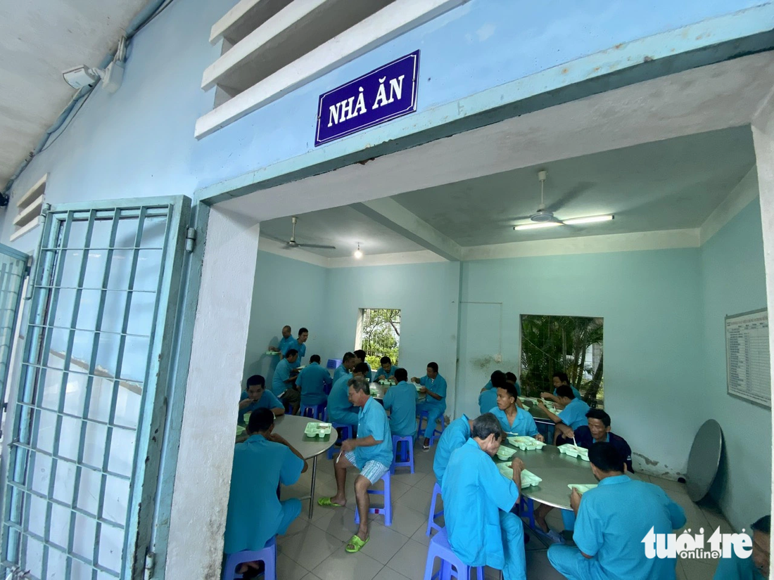 Vào thời điểm mưa lớn, nhà ăn ở khoa phục hồi chức năng Bệnh viện Tâm thần Đà Nẵng phải sử dụng làm nơi ngủ nghỉ cho bệnh nhân - Ảnh: TRƯỜNG TRUNG
