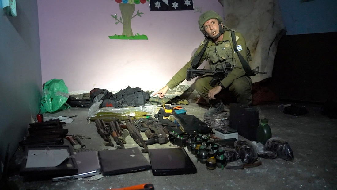 Một số vũ khí và đạn dược được phía Israel tìm thấy bên dưới tầng hầm một bệnh viện nhi ở Gaza - Ảnh: REUTERS