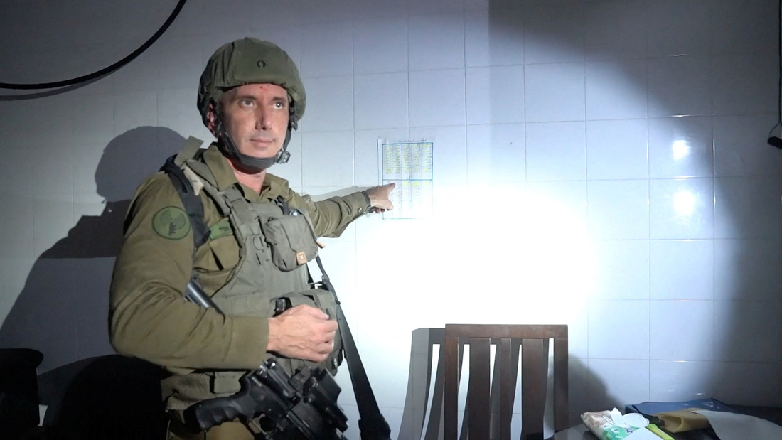 Chuẩn đô đốc Israel Daniel Hagari chỉ vào một tấm bảng được cho là sơ đồ canh gác căn hầm của Hamas - Ảnh: REUTERS