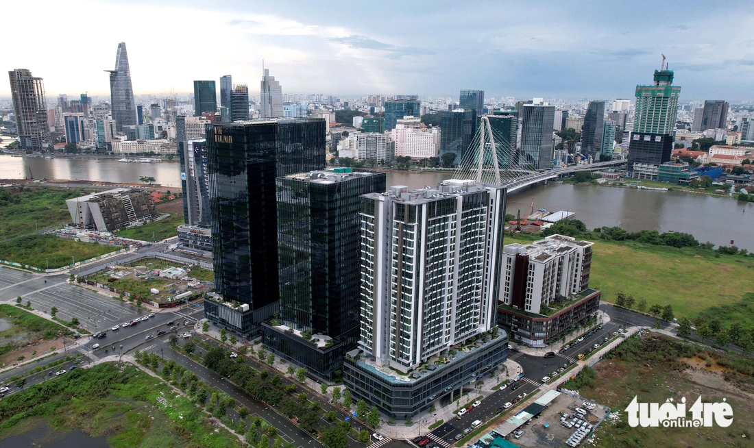 Các căn hộ cao cấp, tòa nhà văn phòng hạng A vừa được đưa vào hoạt động tại khu đô thị mới Thủ Thiêm, ở phía đông sông Sài Gòn (ảnh chụp chiều 14-11) - Ảnh: NGỌC HIỂN