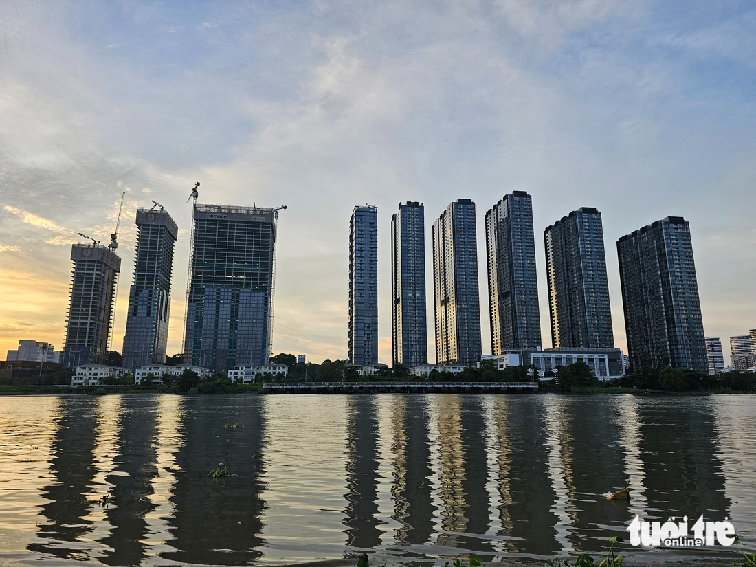 Quần thể nhà cao tầng đã và đang xây dựng san sát bên bờ sông Sài Gòn - Ảnh: NGỌC HIỂN