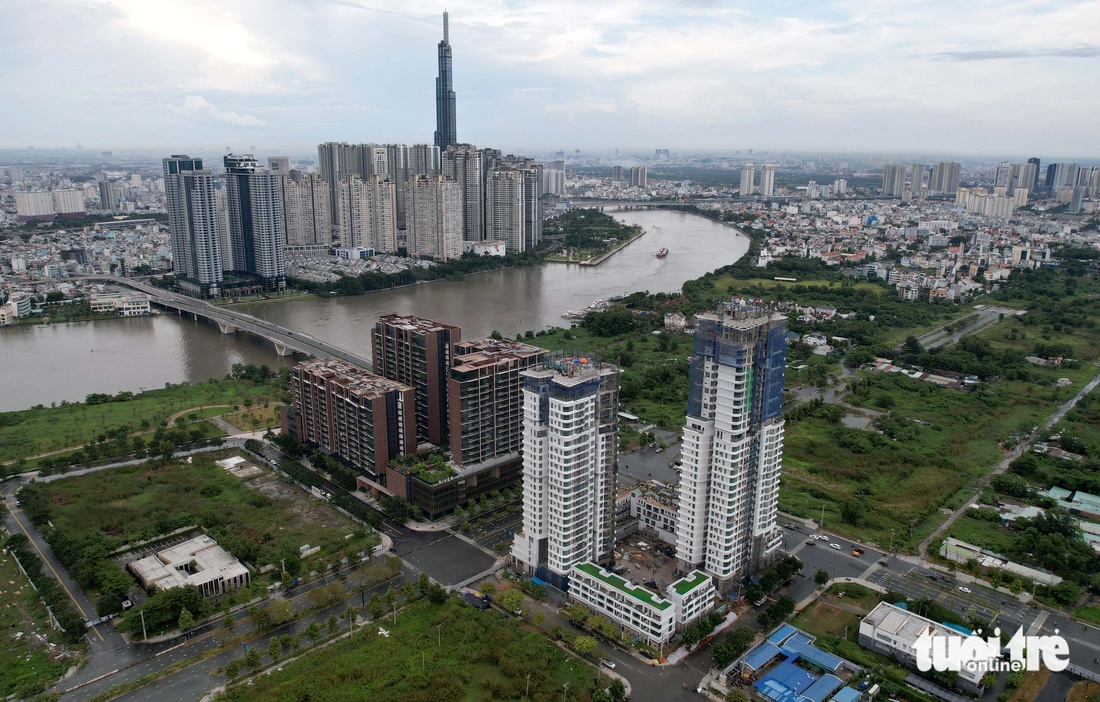 Một dự án bất động sản hạng sang đang được xây dựng tại phía đông sông Sài Gòn - Ảnh: NGỌC HIỂN