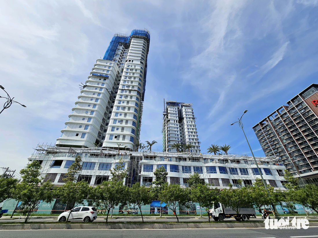 Dự án bất động sản đang được xây dựng tại lô 3.11 của khu đô thị mới Thủ Thiêm với 2 tháp căn hộ cao cấp, tháp T1 cao 25 tầng và tháp T2 cao 32 tầng. Đây cũng là dự án có giá mở bán trên 100 triệu đồng/m² - Ảnh: NGỌC HIỂN