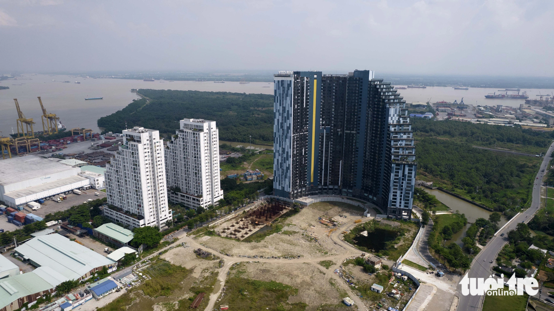 Một dự án bất động sản ở quận 7 đang được phát triển bên sông Sài Gòn, chủ đầu tư cũng giới thiệu đây là quần thể gồm nhiều tòa tháp với loạt căn hộ hạng sang - Ảnh: NGỌC HIỂN