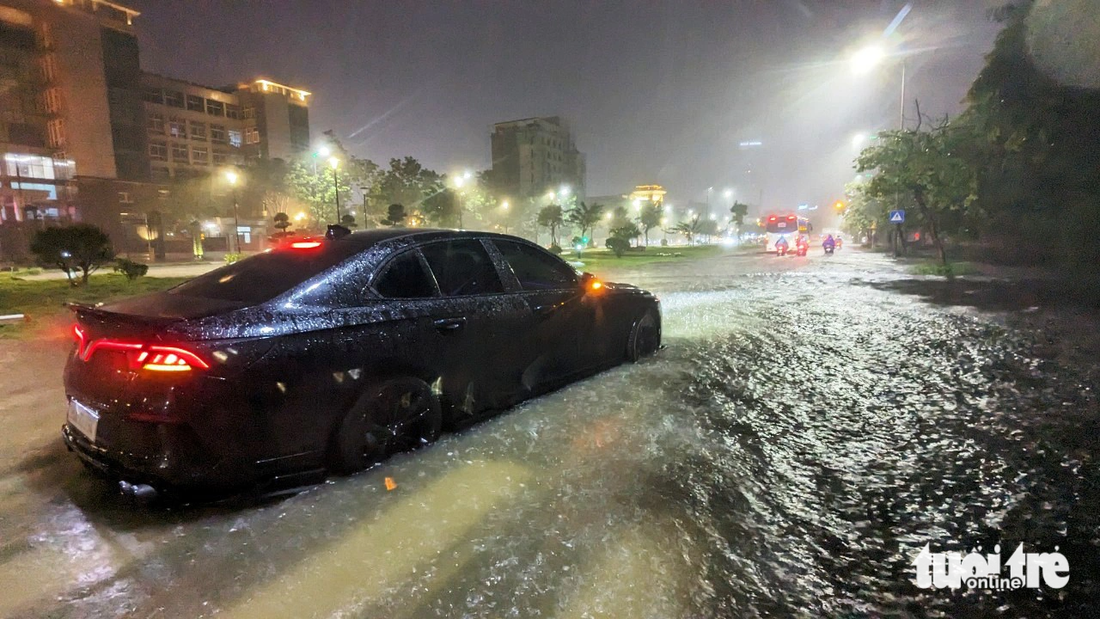 Một chiếc ô tô chết máy do ngập nước khi đang trên đường đi tránh lũ ở TP Huế - Ảnh: NHẬT LINH