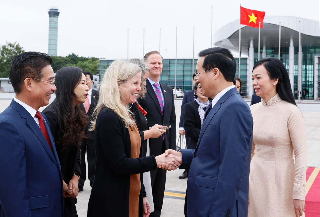 Phó đại sứ Mỹ tại Việt Nam Melissa Bishop ra tiễn Chủ tịch nước Võ Văn Thưởng và phu nhân - Ảnh: TTXVN