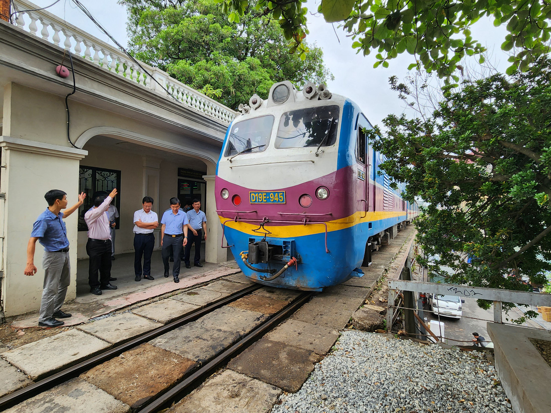 Tàu vào đón khách tại ga Long Biên, Hà Nội - Ảnh: TUẤN PHÙNG