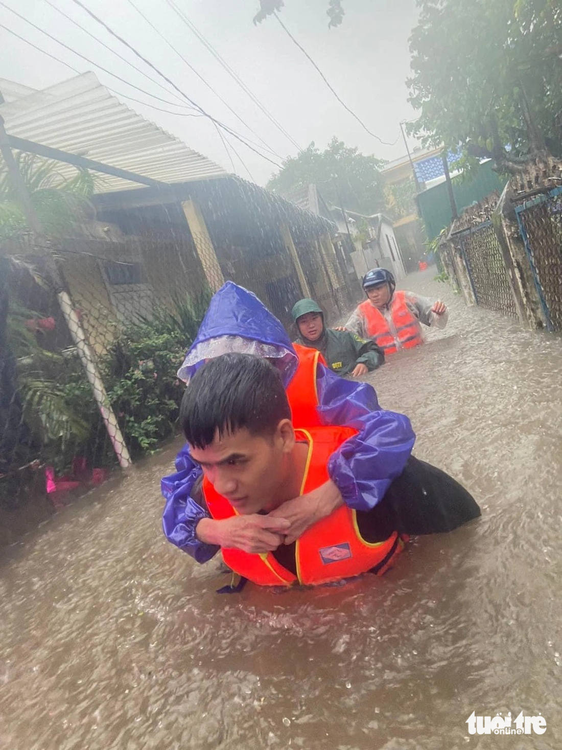 Lực lượng chức năng sơ tán người già ra khỏi khu vực ngập nguy hiểm 