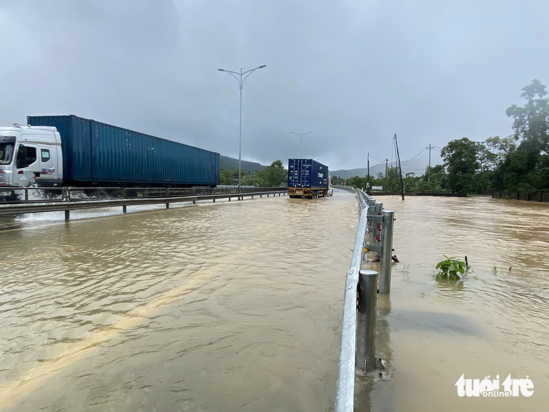 Quốc lộ 1 qua tỉnh Thừa Thiên Huế ngập trong nước lũ 