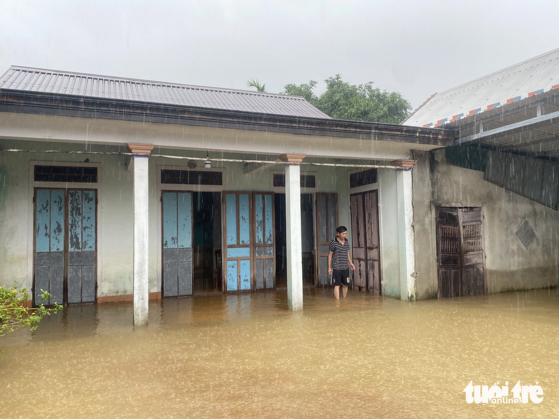 Nước lũ tràn vào nhà dân ở thôn Cao Đôi Xã, xã Lộc Trì, huyện Phú Lộc - Ảnh: LÊ TRUNG