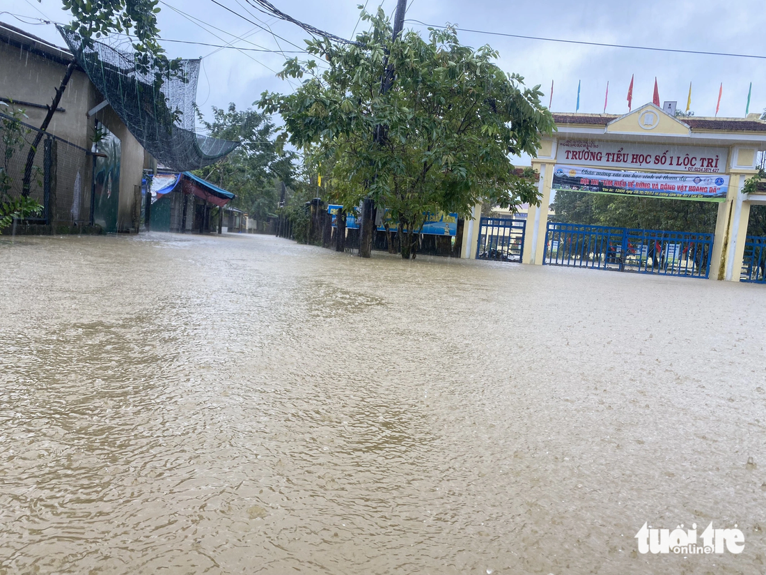 Nước lũ ngập sâu tại xã Lộc Trì - Ảnh: LÊ TRUNG