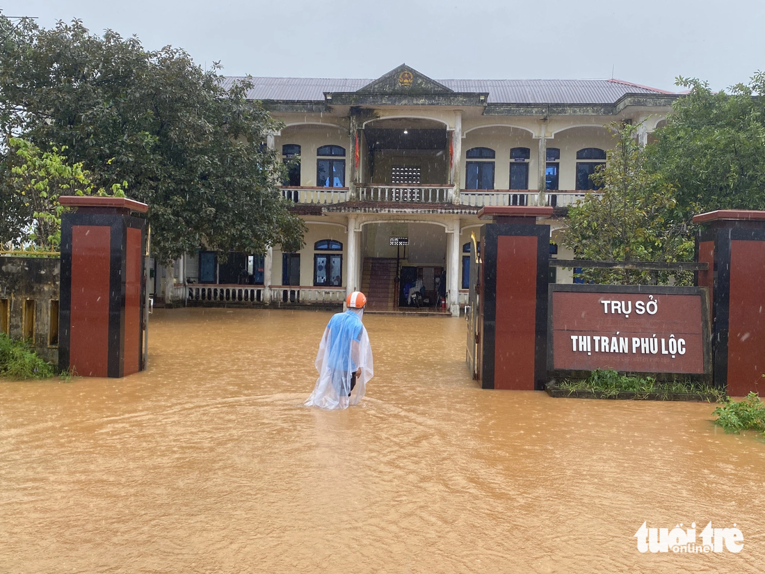 Nước lũ cũng tràn vào trụ sở ở thị trấn Phú Lộc - Ảnh: LÊ TRUNG