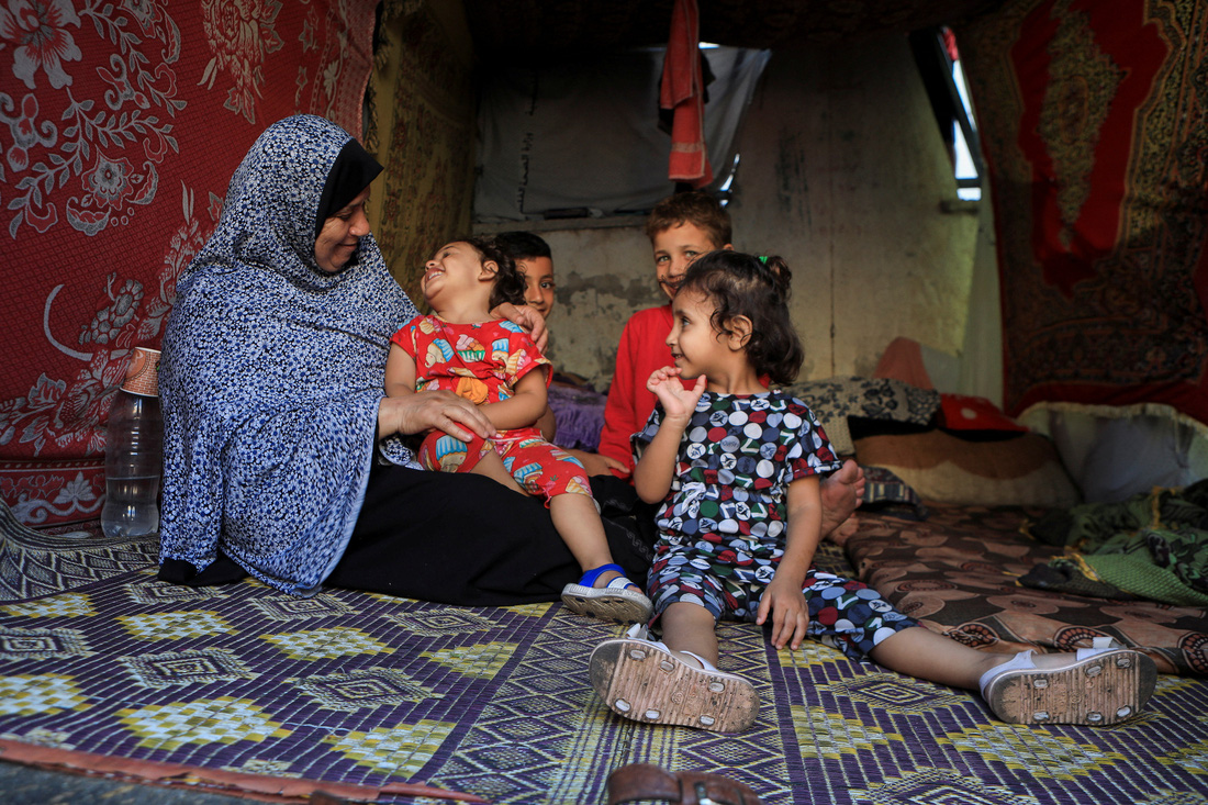 Trẻ em Gaza chơi đùa cùng người thân trong một căn lều tạm trong khuôn viên Bệnh viện Al Shifa hôm 5-11. Ngày 15-11, bà Catherine Russell, giám đốc điều hành Quỹ Nhi đồng Liên Hiệp Quốc (UNICEF), chia sẻ sau khi thị sát các bệnh viện ở Gaza: &quot;Những gì tôi trông thấy và nghe được thật tàn khốc. Họ đã phải chịu đựng bom đạn, mất mát và phải di dời liên tục. Bên trong Dải Gaza, không có nơi nào an toàn cho một triệu trẻ em ở đây&quot; - Ảnh: AFP