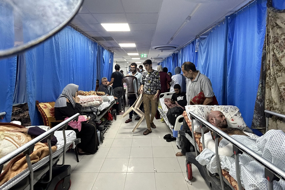 Bệnh viện Al Shifa đang điều trị cho hơn 650 bệnh nhân, đồng thời là nơi trú ẩn của khoảng 5.000-7.000 người Gaza mất nhà cửa và hơn 1.000 nhân viên y tế. Số bệnh nhân cần điều trị quá đông khiến nhiều người phải nằm ngoài hành lang, sảnh bệnh viện - Ảnh: AFP
