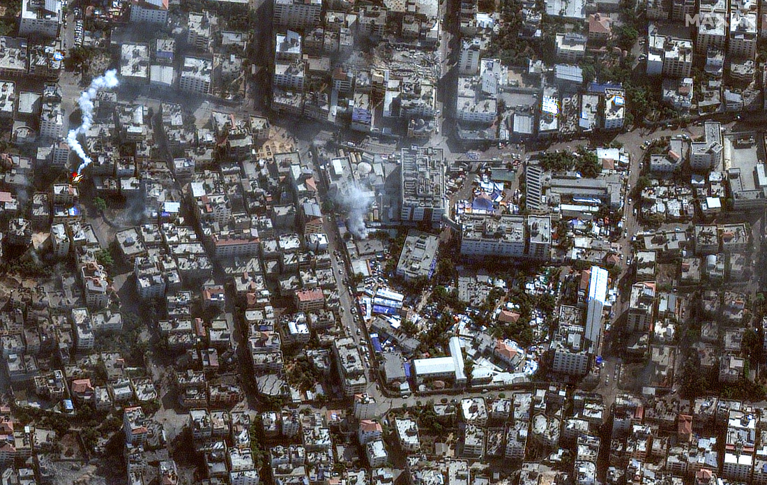 Hình ảnh vệ tinh cho thấy khói bốc lên từ nhiều khu vực gần Bệnh viện Al Shifa hôm 12-11. IDF đã liên tục bao vây và bắn vào một số địa điểm quanh khuôn viên bệnh viện trong thời gian qua - Ảnh: AFP