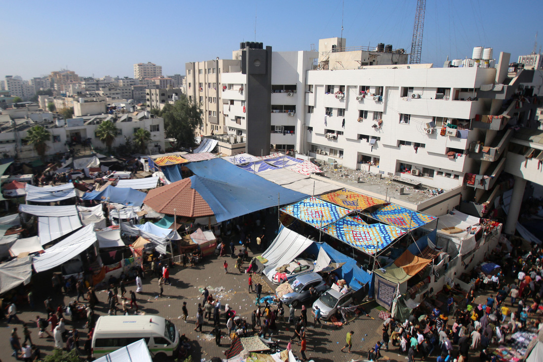 Toàn cảnh khuôn viên Bệnh viện Al Shifa hôm 7-11, với nhiều lều tạm được dựng lên cho những người dân mất nhà cửa sinh hoạt. Theo bác sĩ Munir al-Bursh, lãnh đạo chung các bệnh viện Dải Gaza, tính đến 12h ngày 15-11 (giờ Việt Nam), lực lượng Israel đã tiến hành lục soát các tầng hầm, khoa cấp cứu và khu vực phẫu thuật của bệnh viện này - Ảnh: AFP