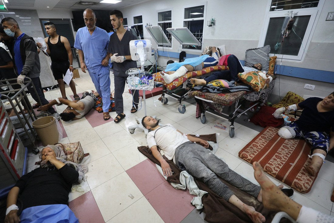 Tình trạng quá tải ở Al Shifa báo động đến mức nhiều bệnh nhân còn không có giường bệnh, phải nằm điều trị trên những tấm chăn, đệm - Ảnh: AFP