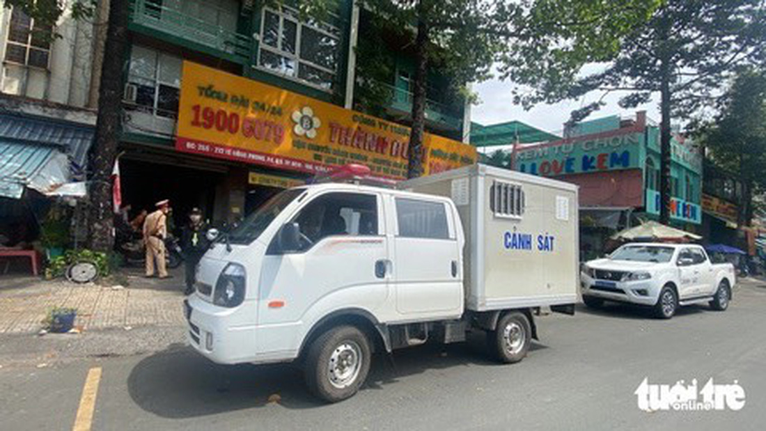 Ngày 10-11, Cơ quan cảnh sát điều tra Công an tỉnh Đồng Nai khám xét trụ sở Công ty Thành Bưởi trên đường Lê Hồng Phong, quận 5, TP.HCM - Ảnh: TUYẾT MAI