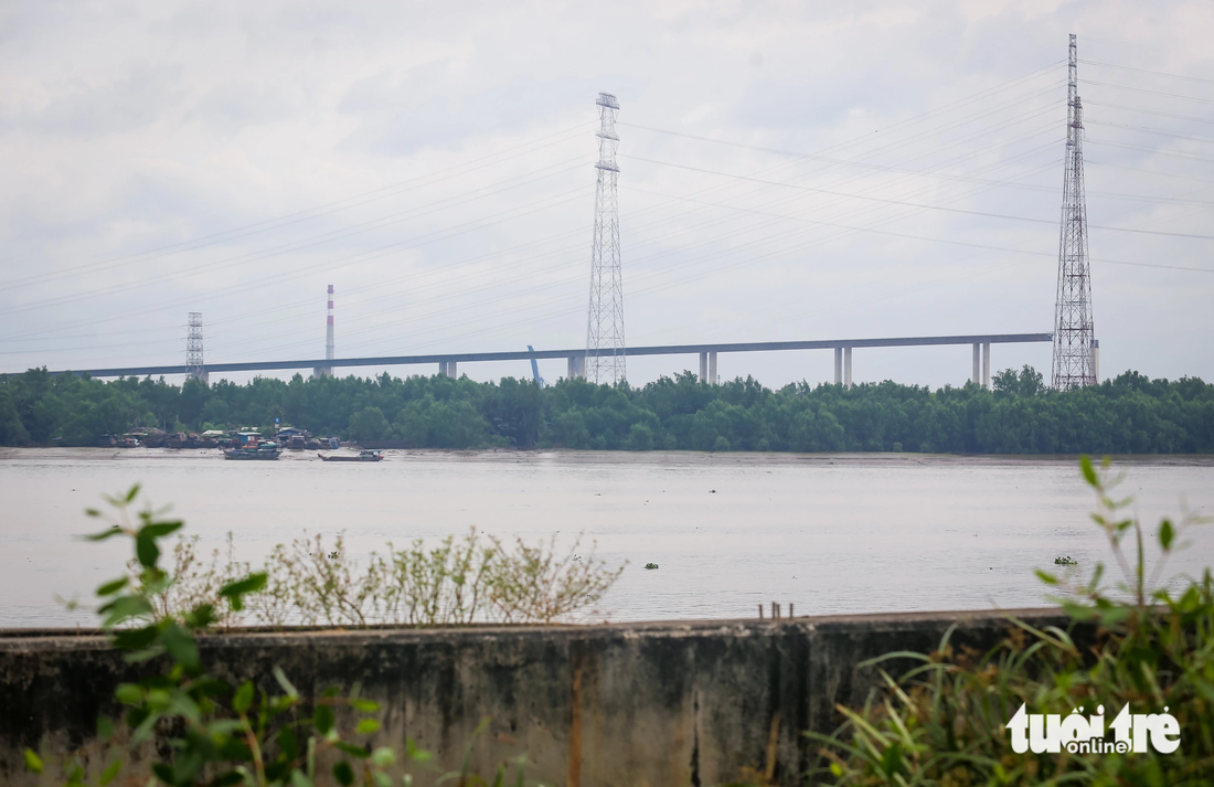 Tiếp tục hướng tuyến của cầu Cần Giờ chạy băng qua sông Soài Rạp, thẳng về phía cù lao có nhiều dừa nước, cây đước - gần với cầu dây văng Bình Khánh (thuộc dự án cao tốc Bến Lức - Long Thành) - Ảnh: LÊ PHAN