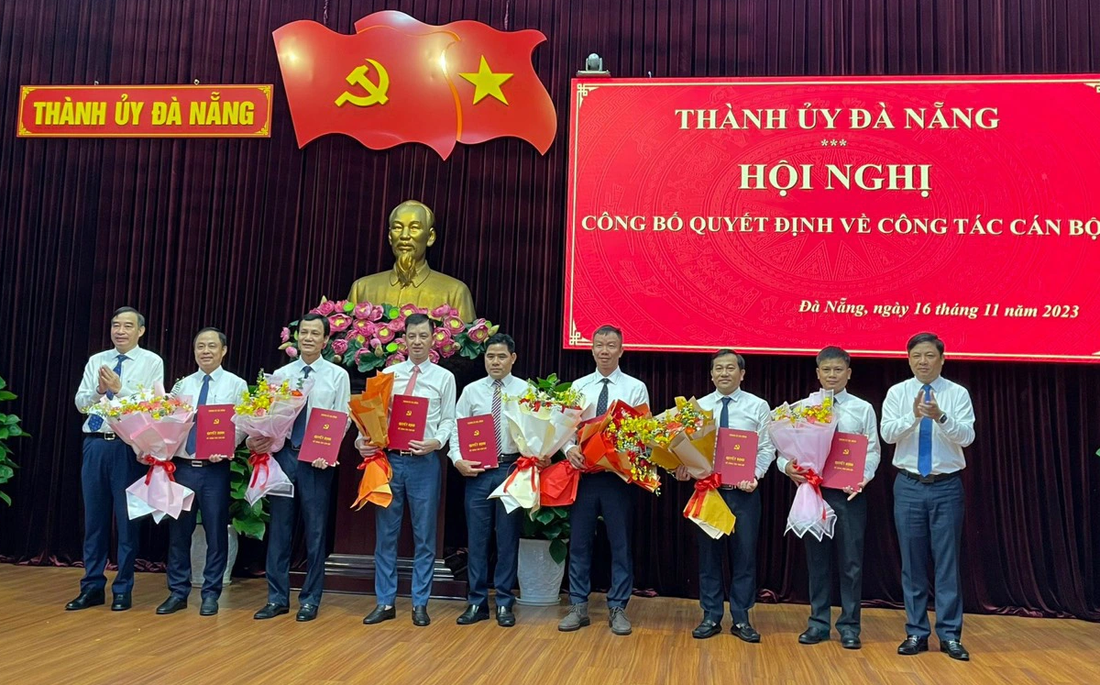 Lãnh đạo TP Đà Nẵng trao quyết định và tặng hoa chúc mừng 7 nhân sự mới - Ảnh: H.K.
