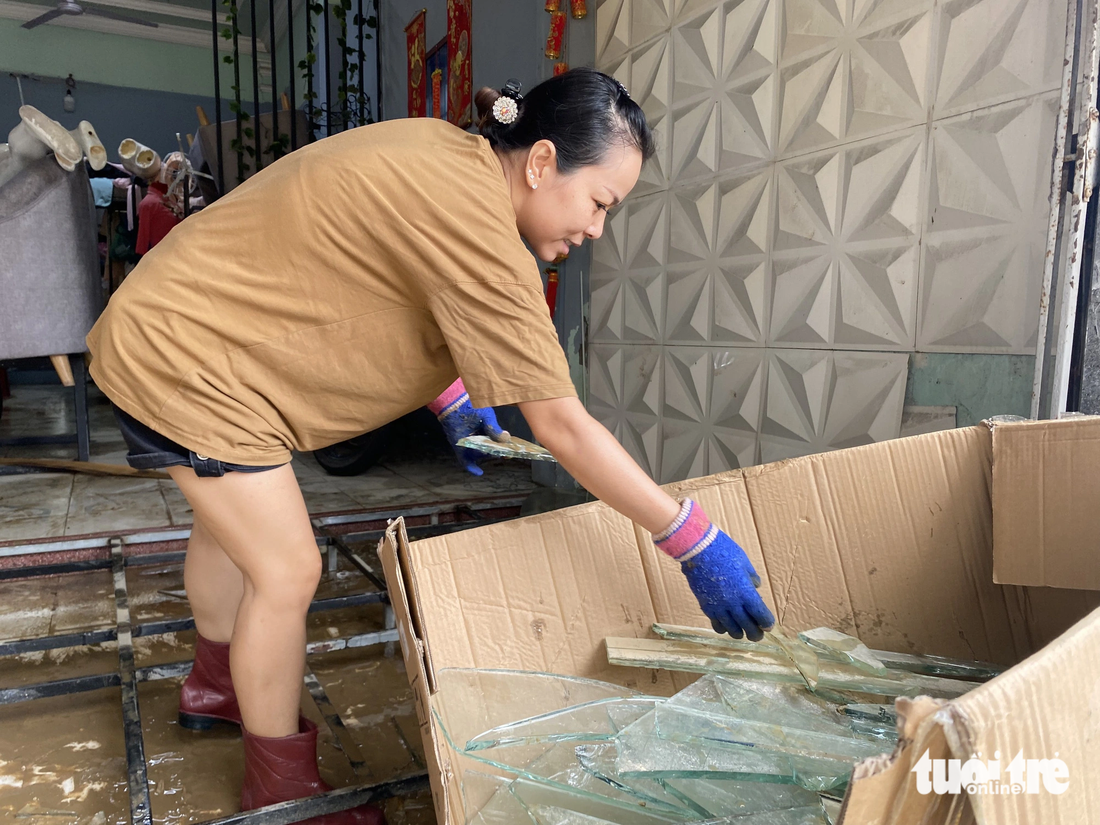 Một cửa hàng trên đường Hùng Vương bị bể cửa kính sau khi nước lũ tràn vào - Ảnh: LÊ TRUNG